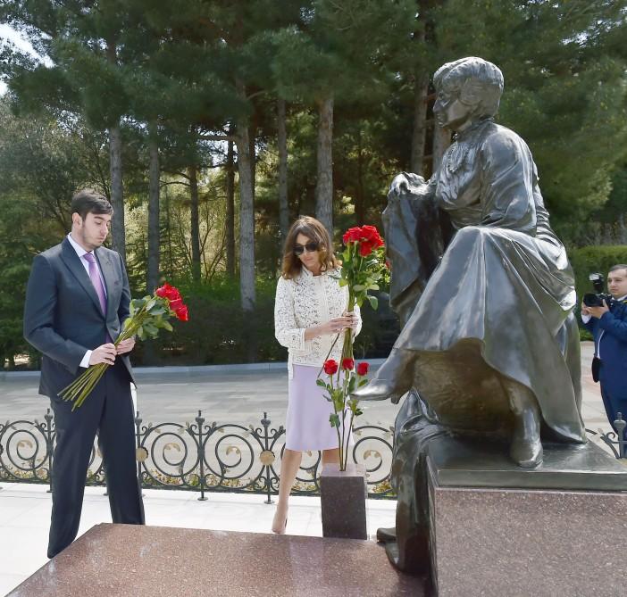 President Ilham Aliyev, family members visit grave of National Leader Heydar Aliyev and Alley of Martyrs (PHOTO)