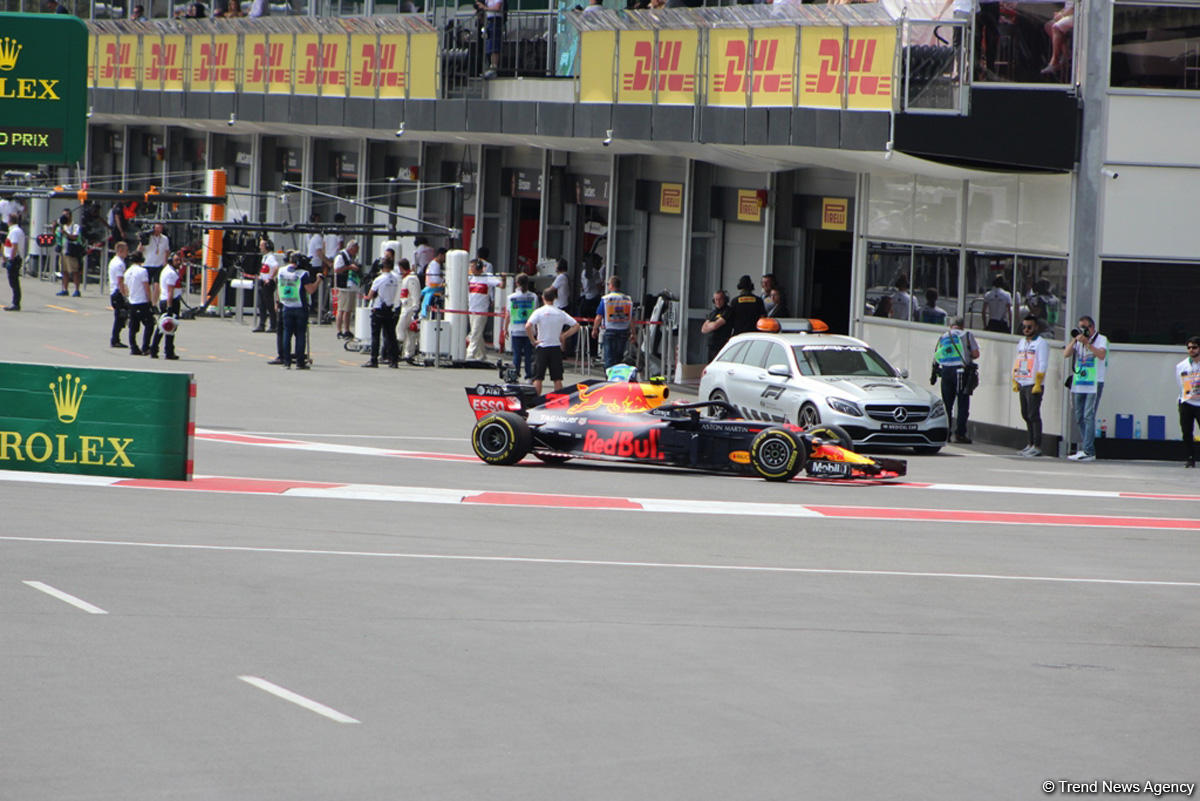 F1 first practice session kicks off in Baku (PHOTO)