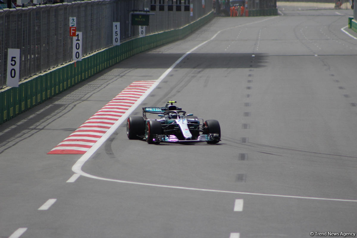 F1 first practice session kicks off in Baku (PHOTO)
