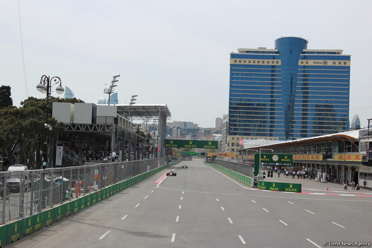 F1 first practice session kicks off in Baku (PHOTO)
