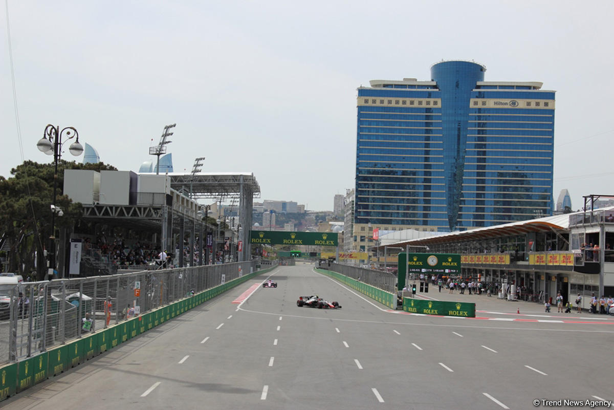 F1 first practice session kicks off in Baku (PHOTO)