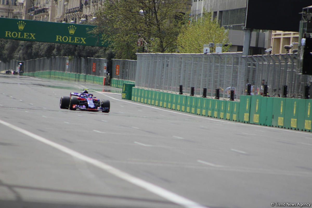 F1 first practice session kicks off in Baku (PHOTO)