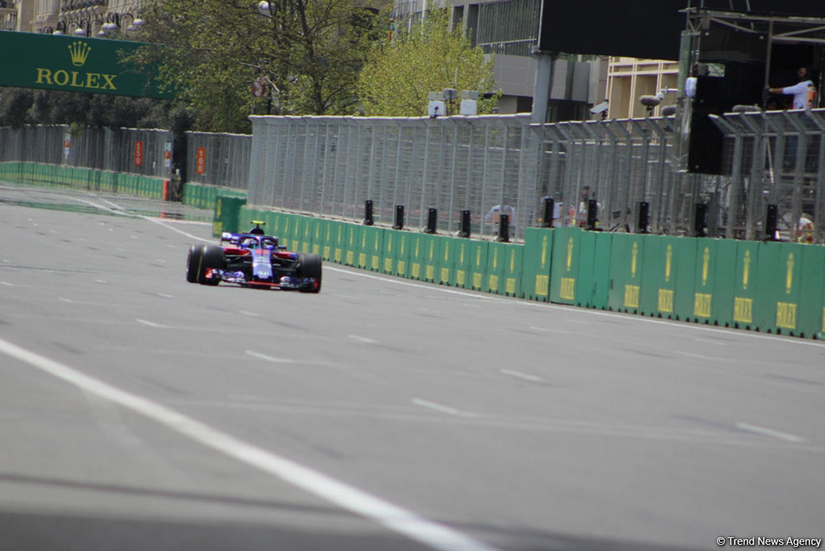 F1 first practice session kicks off in Baku (PHOTO)