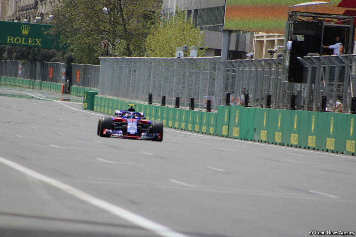 F1 first practice session kicks off in Baku (PHOTO)