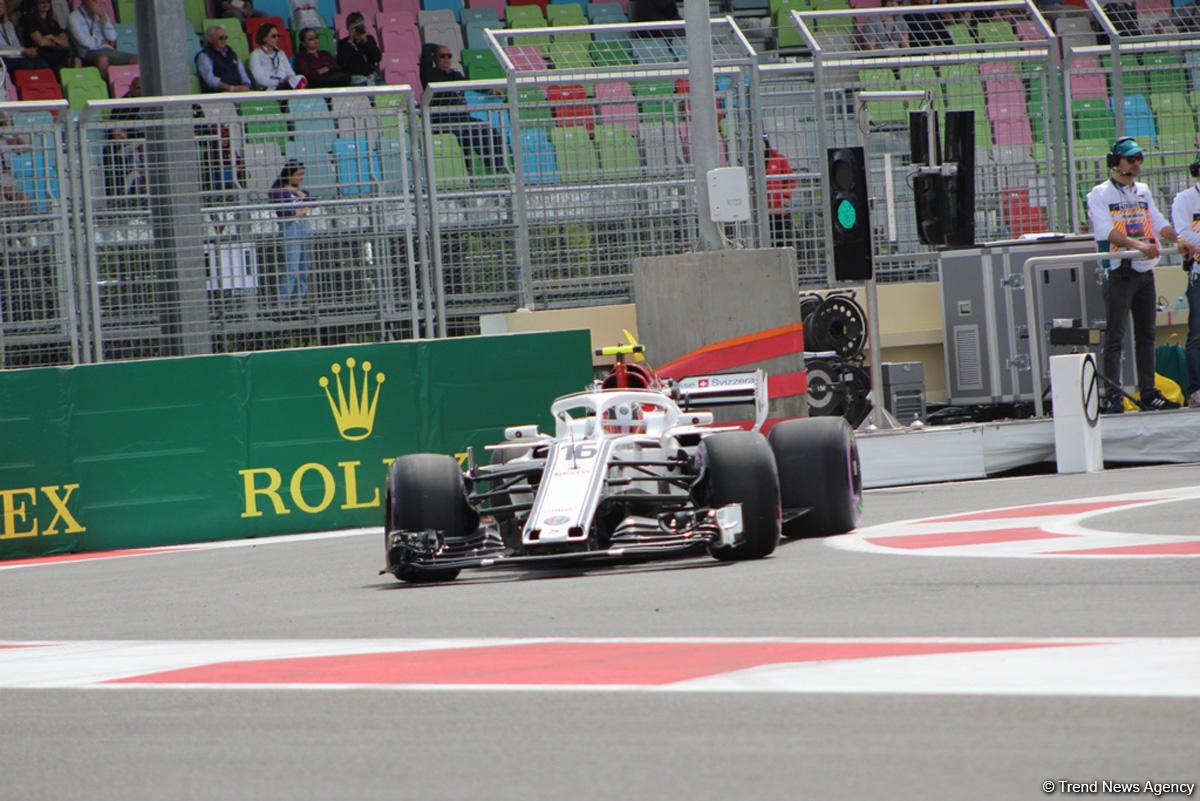 F1 first practice session kicks off in Baku (PHOTO)