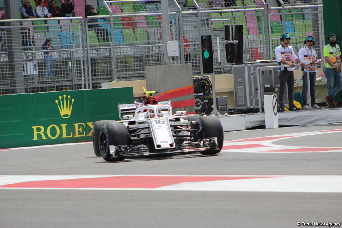 F1 first practice session kicks off in Baku (PHOTO)