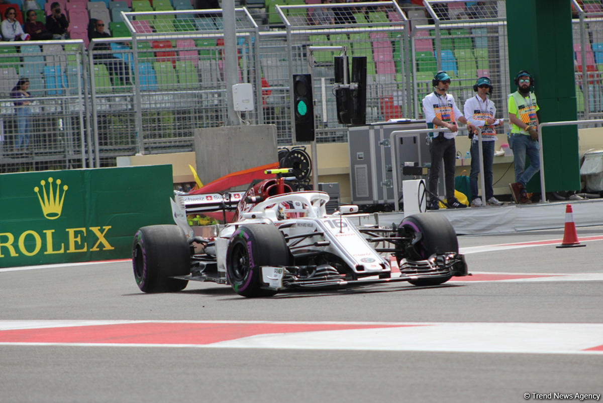 F1 first practice session kicks off in Baku (PHOTO)