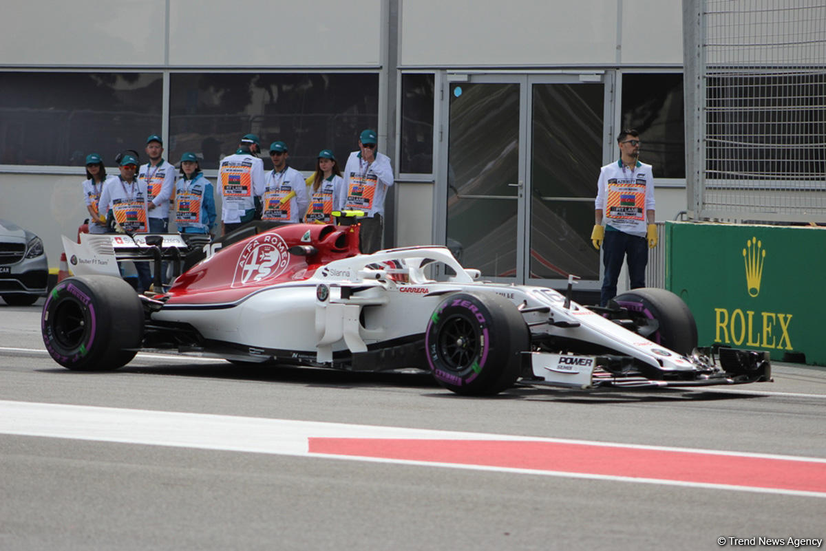 F1 first practice session kicks off in Baku (PHOTO)