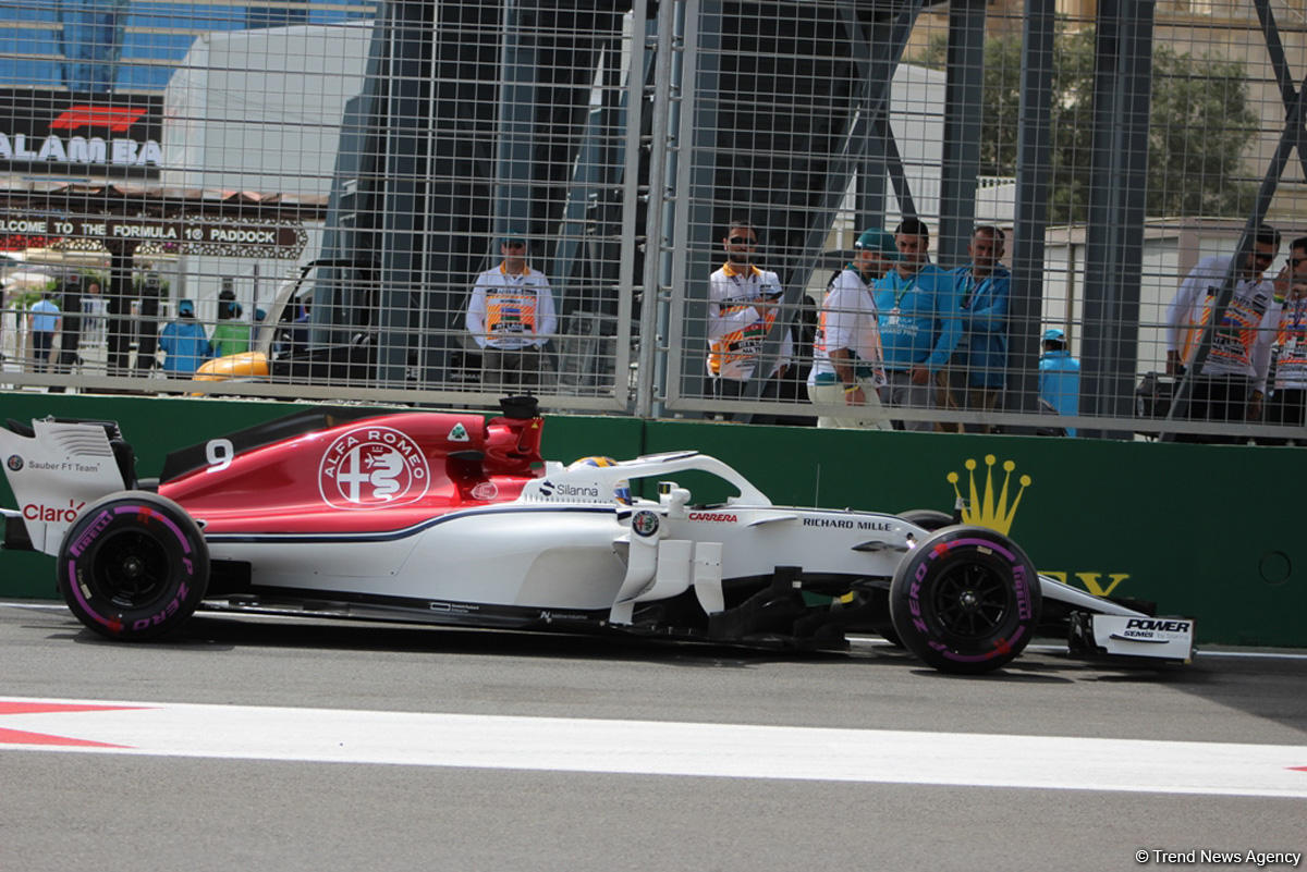F1 first practice session kicks off in Baku (PHOTO)
