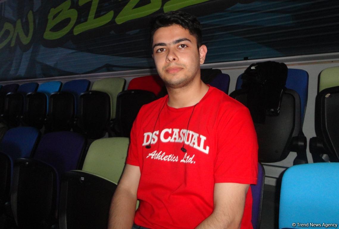 Spectator wishes victory to Azerbaijani gymnasts