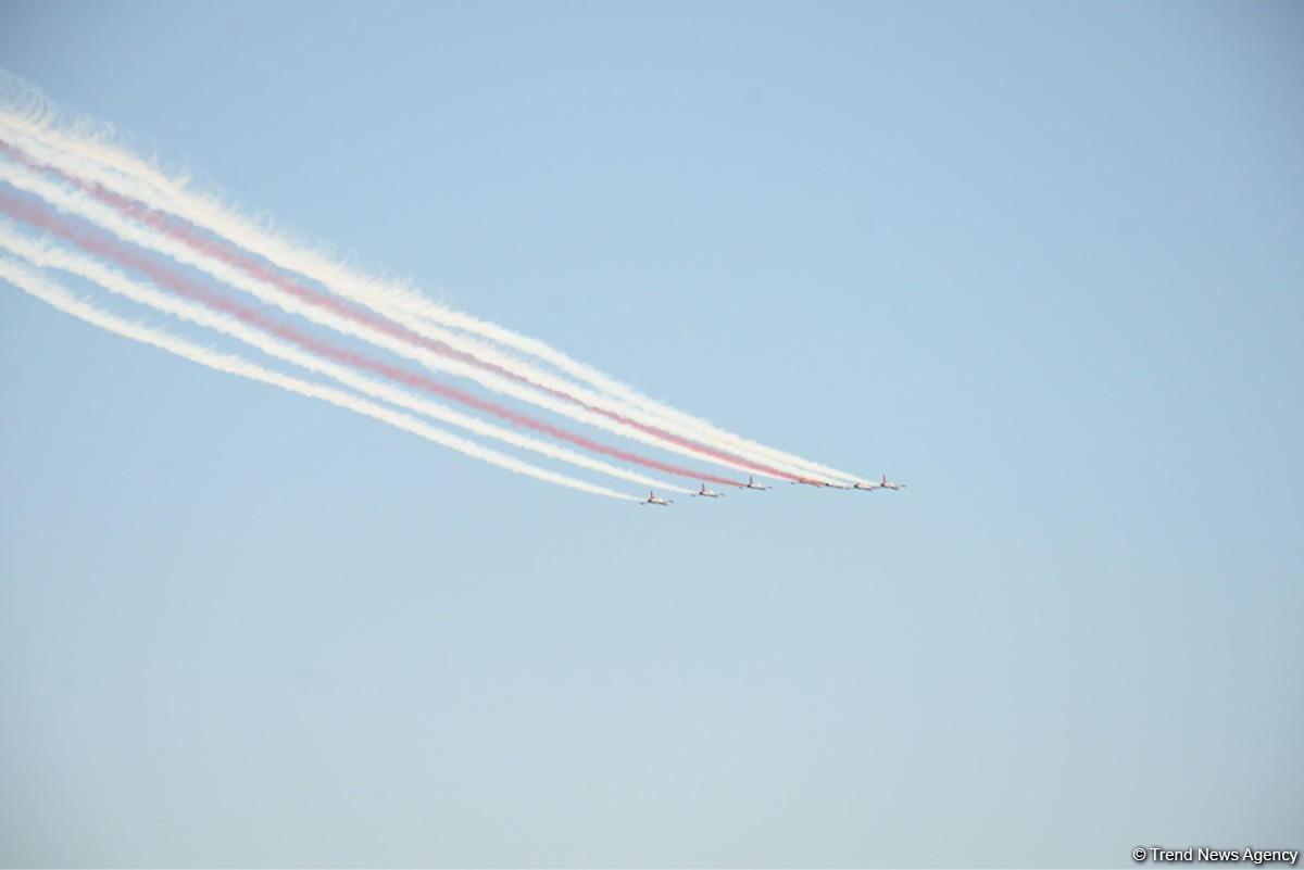 Demonstration flights of Solo Turk and Turkish Stars aircraft above Baku Bay (PHOTO)