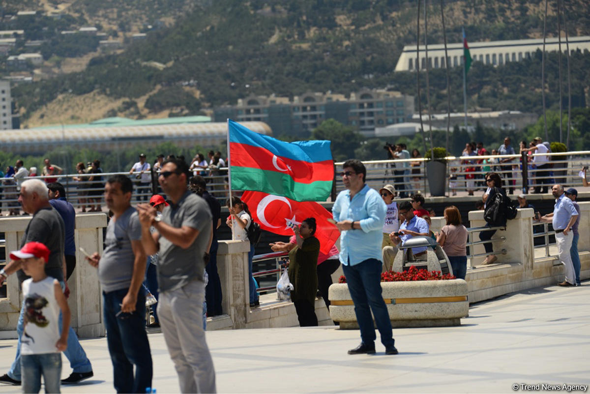 Demonstration flights of Solo Turk and Turkish Stars aircraft above Baku Bay (PHOTO)