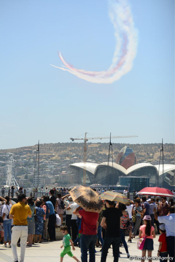 Demonstration flights of Solo Turk and Turkish Stars aircraft above Baku Bay (PHOTO)