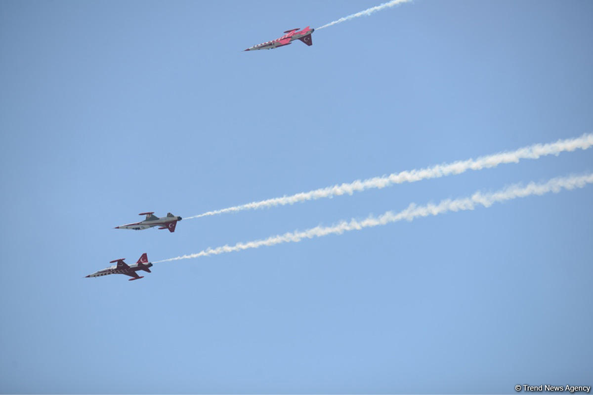 Demonstration flights of Solo Turk and Turkish Stars aircraft above Baku Bay (PHOTO)