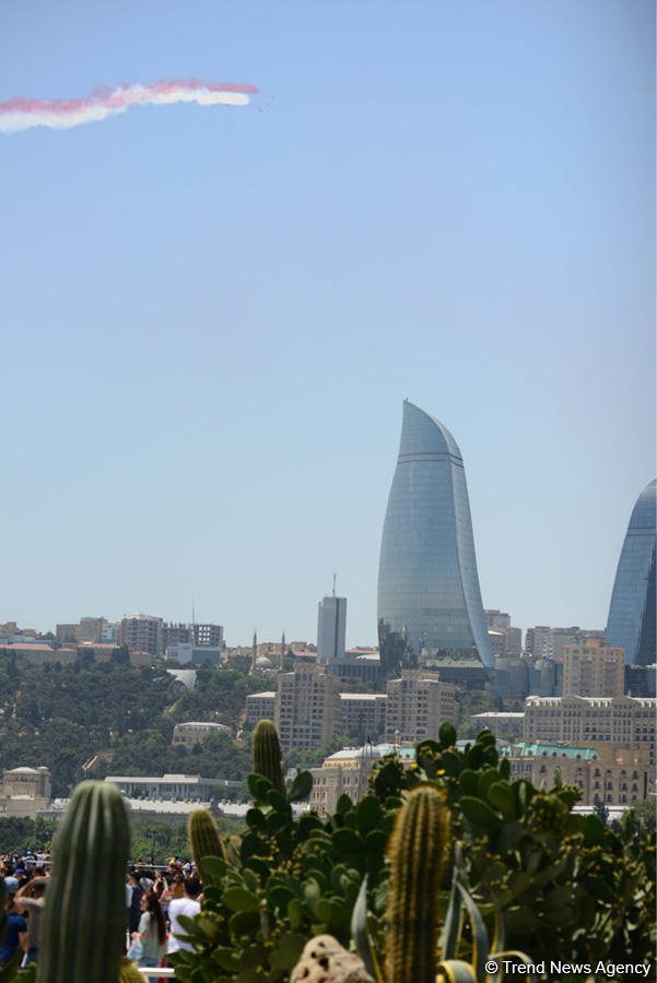 Demonstration flights of Solo Turk and Turkish Stars aircraft above Baku Bay (PHOTO)