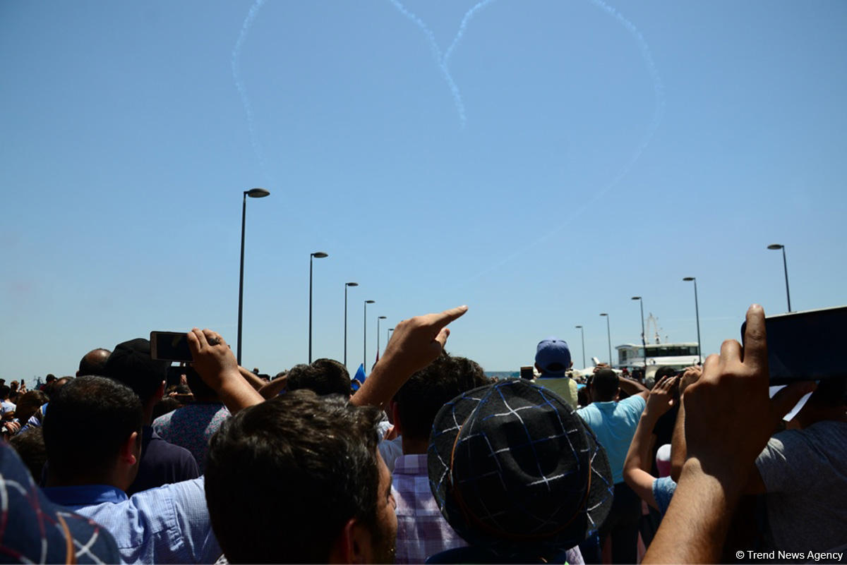 Demonstration flights of Solo Turk and Turkish Stars aircraft above Baku Bay (PHOTO)