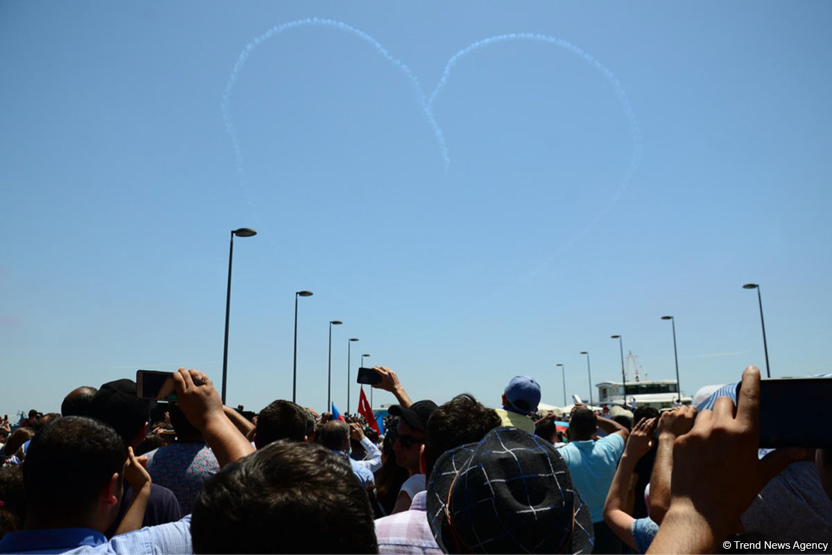 Demonstration flights of Solo Turk and Turkish Stars aircraft above Baku Bay (PHOTO)