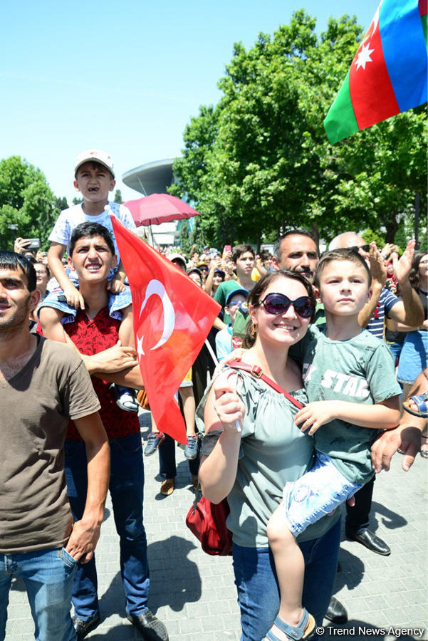 Demonstration flights of Solo Turk and Turkish Stars aircraft above Baku Bay (PHOTO)