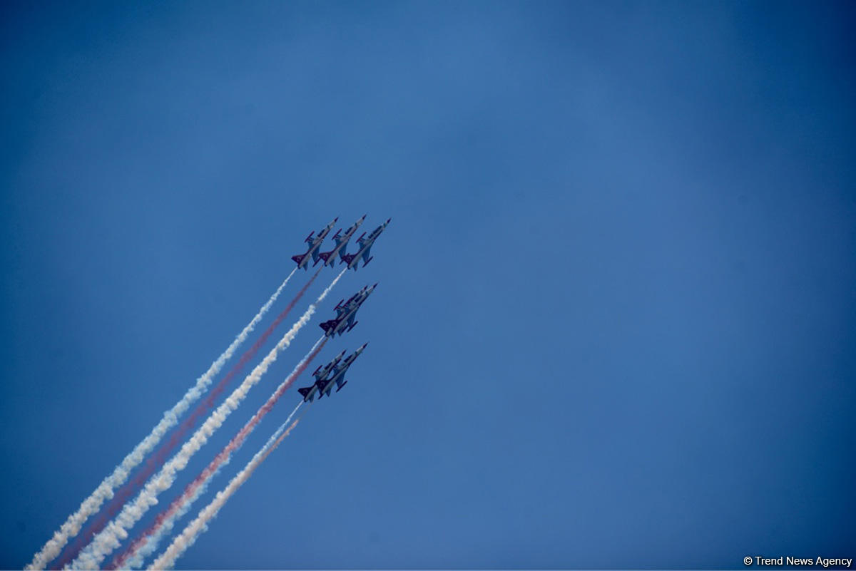 Demonstration flights of Solo Turk and Turkish Stars aircraft above Baku Bay (PHOTO)