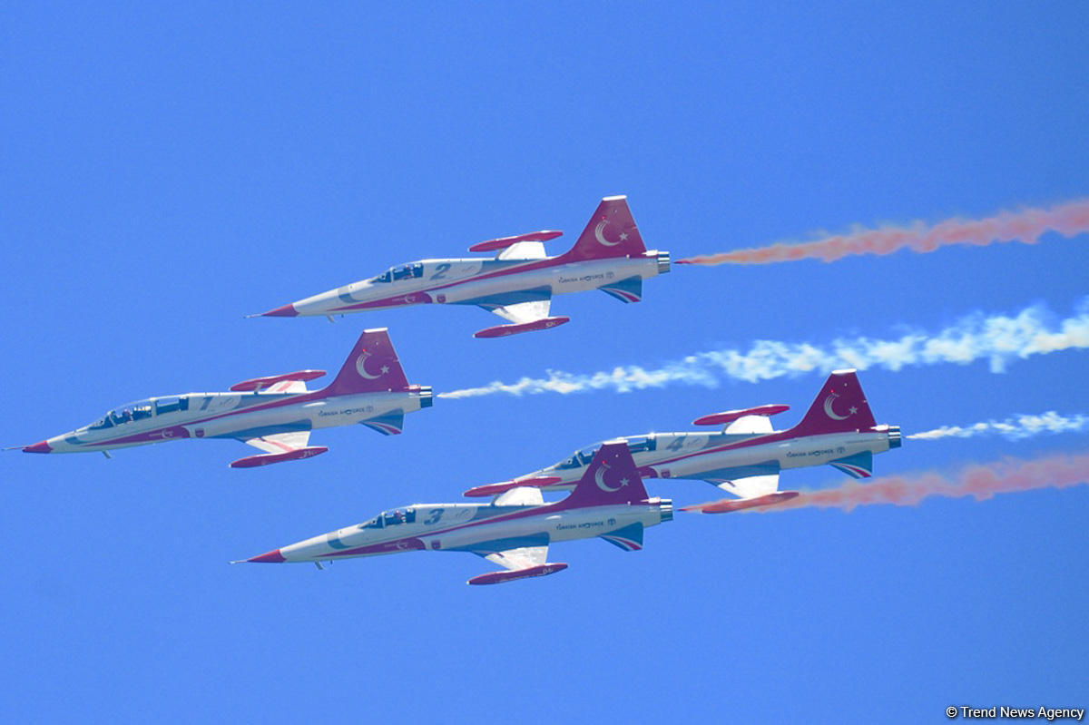 Demonstration flights of Solo Turk and Turkish Stars aircraft above Baku Bay (PHOTO)