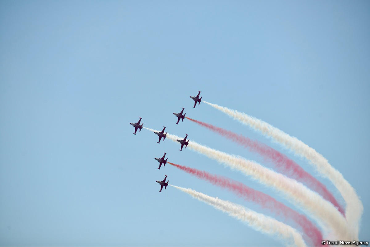 Demonstration flights of Solo Turk and Turkish Stars aircraft above Baku Bay (PHOTO)