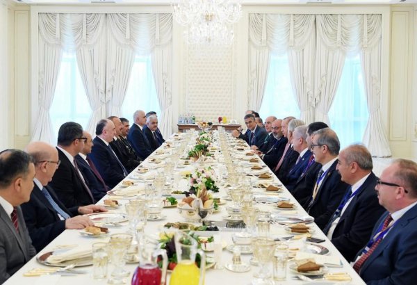 Azerbaijani, Turkish presidents hold expanded meeting as part of working dinner