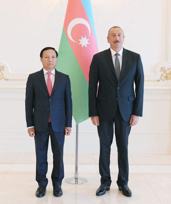 President Aliyev receives credentials of incoming Icelandic ambassador (PHOTO)