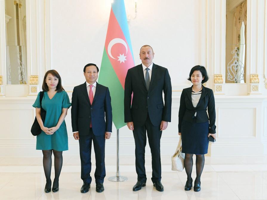 President Aliyev receives credentials of incoming Icelandic ambassador (PHOTO)