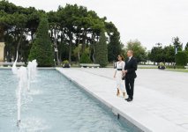 President Ilham Aliyev, first lady Mehriban Aliyeva attend opening of fountain complex in Baku (PHOTO)