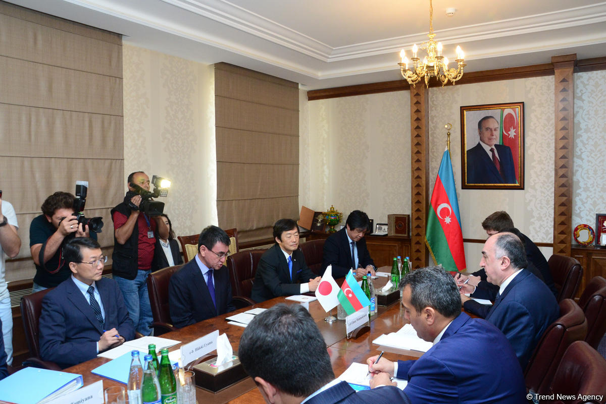 Azerbaijani, Japanese FMs meet in Baku (PHOTO)