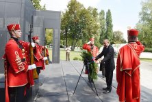 Azerbaijani president visits “Voice of Croatian Victims – Wall of Pain” monument in Zagreb (PHOTO)