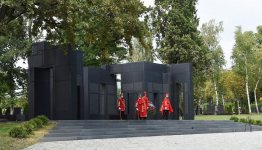 Azerbaijani president visits “Voice of Croatian Victims – Wall of Pain” monument in Zagreb (PHOTO)