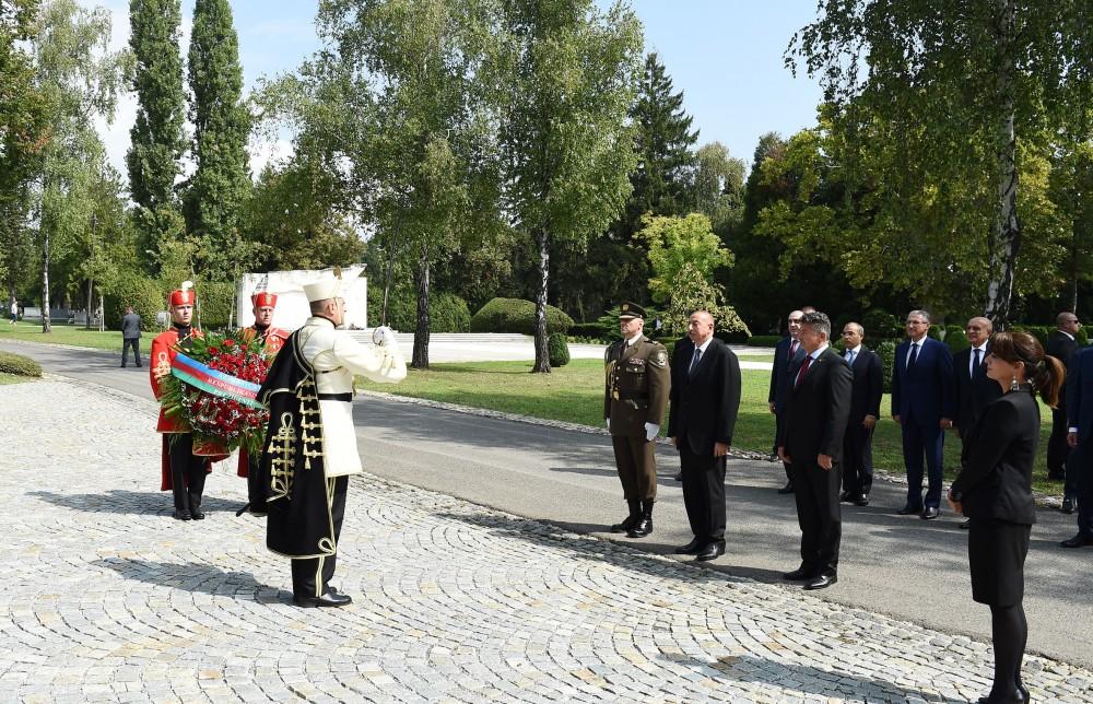 Azerbaijani president visits “Voice of Croatian Victims – Wall of Pain” monument in Zagreb (PHOTO)