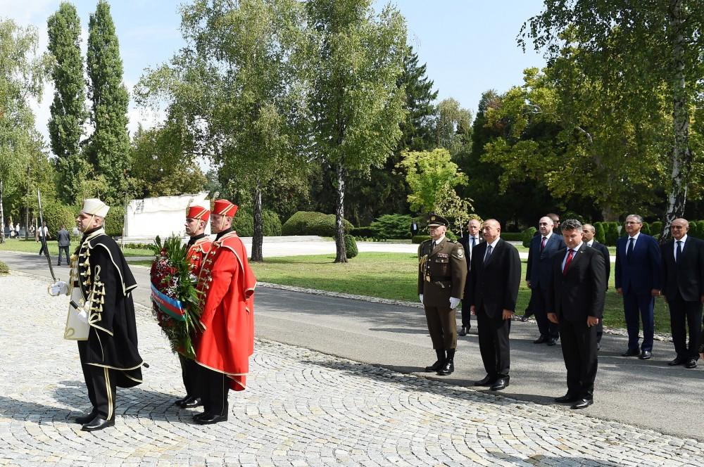 Azerbaijani president visits “Voice of Croatian Victims – Wall of Pain” monument in Zagreb (PHOTO)