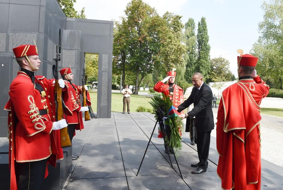 Azerbaijani president visits “Voice of Croatian Victims – Wall of Pain” monument in Zagreb (PHOTO)