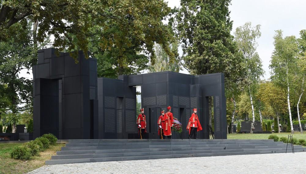 Azerbaijani president visits “Voice of Croatian Victims – Wall of Pain” monument in Zagreb (PHOTO)