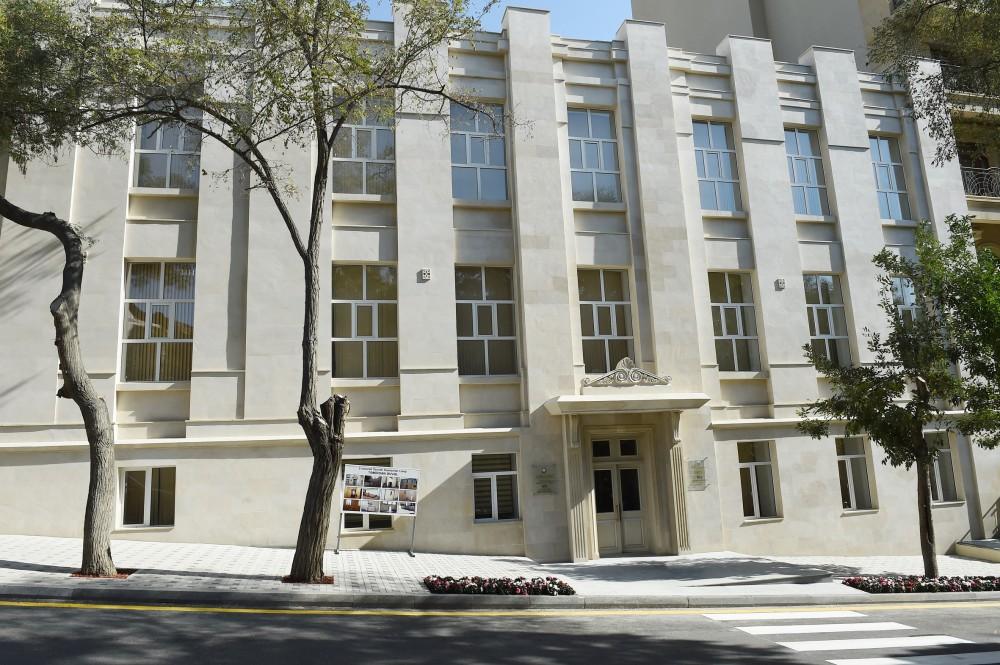 President Ilham Aliyev views conditions at reconstructed lyceum in Baku (PHOTO)