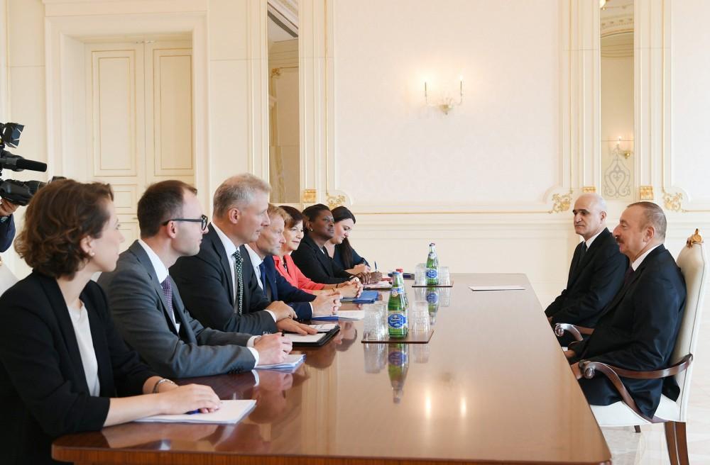President Ilham Aliyev receives delegation led by European Investment Bank vice-president (PHOTO)