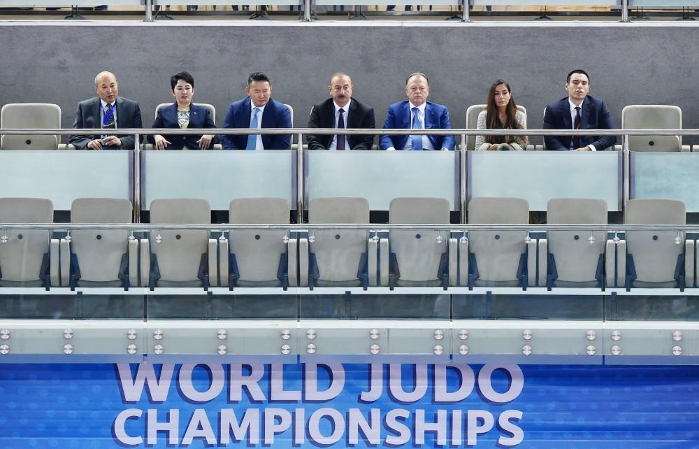 Azerbaijani president watches fights at World Judo Championships (PHOTO)