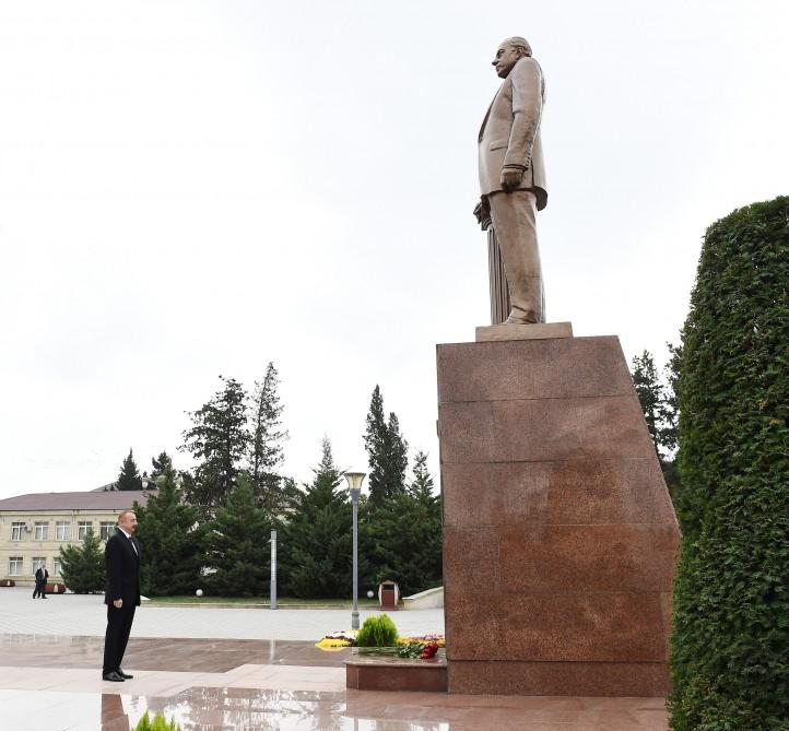 President Ilham Aliyev arrives in Imishli district (PHOTO)
