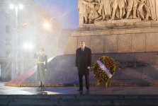 President Ilham Aliyev visits Victory Square in Minsk (PHOTO)