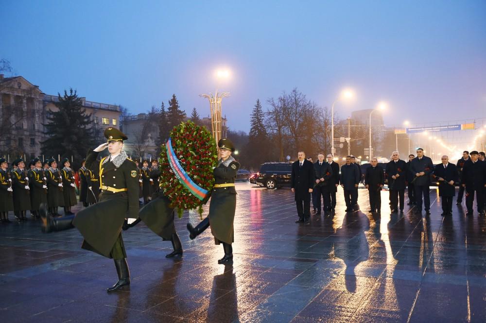 President Ilham Aliyev visits Victory Square in Minsk (PHOTO)