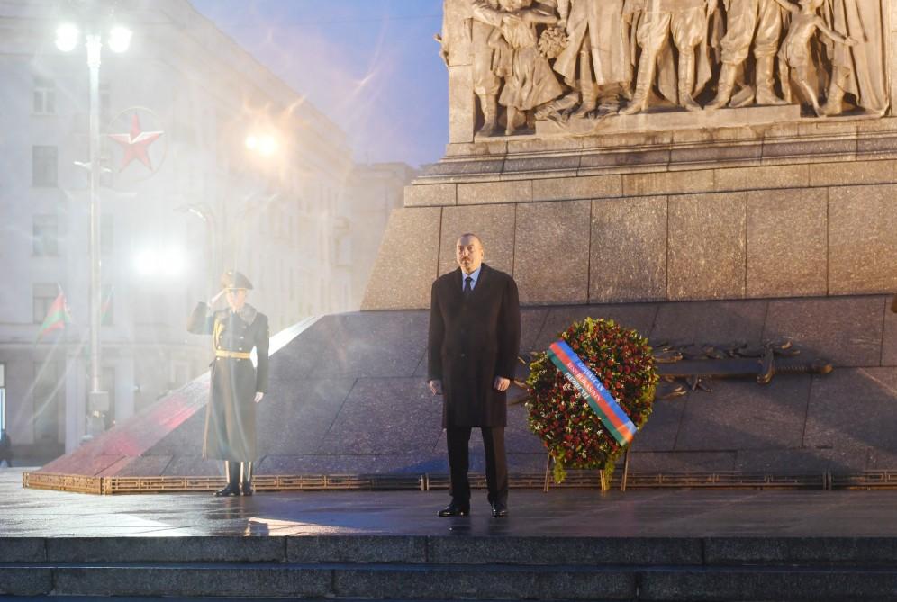 President Ilham Aliyev visits Victory Square in Minsk (PHOTO)
