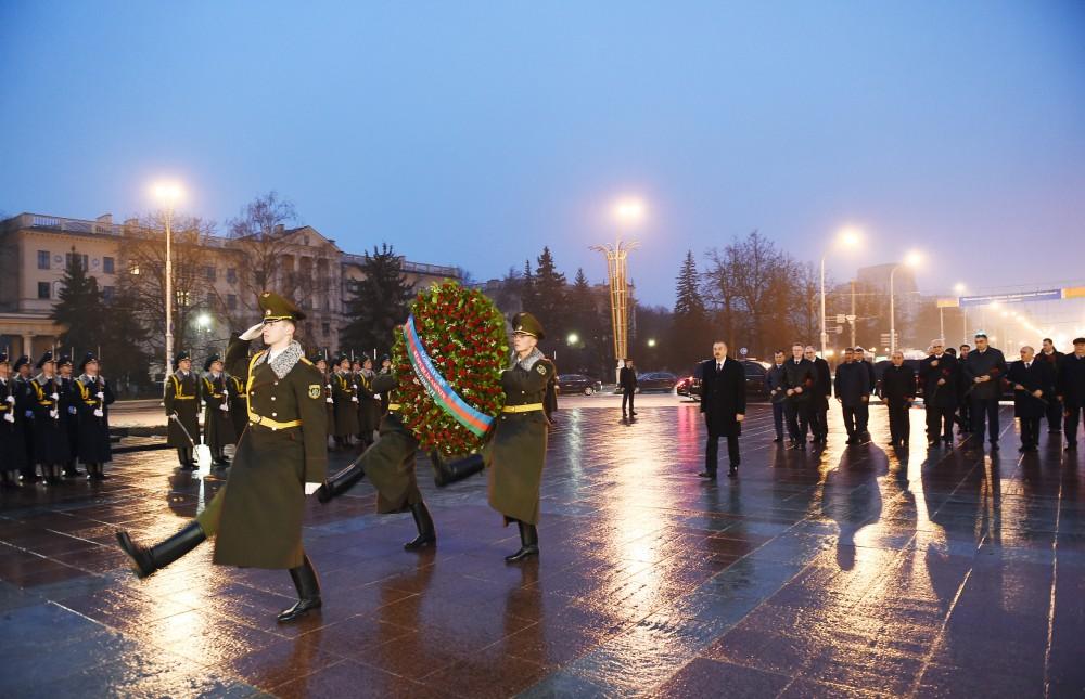 President Ilham Aliyev visits Victory Square in Minsk (PHOTO)