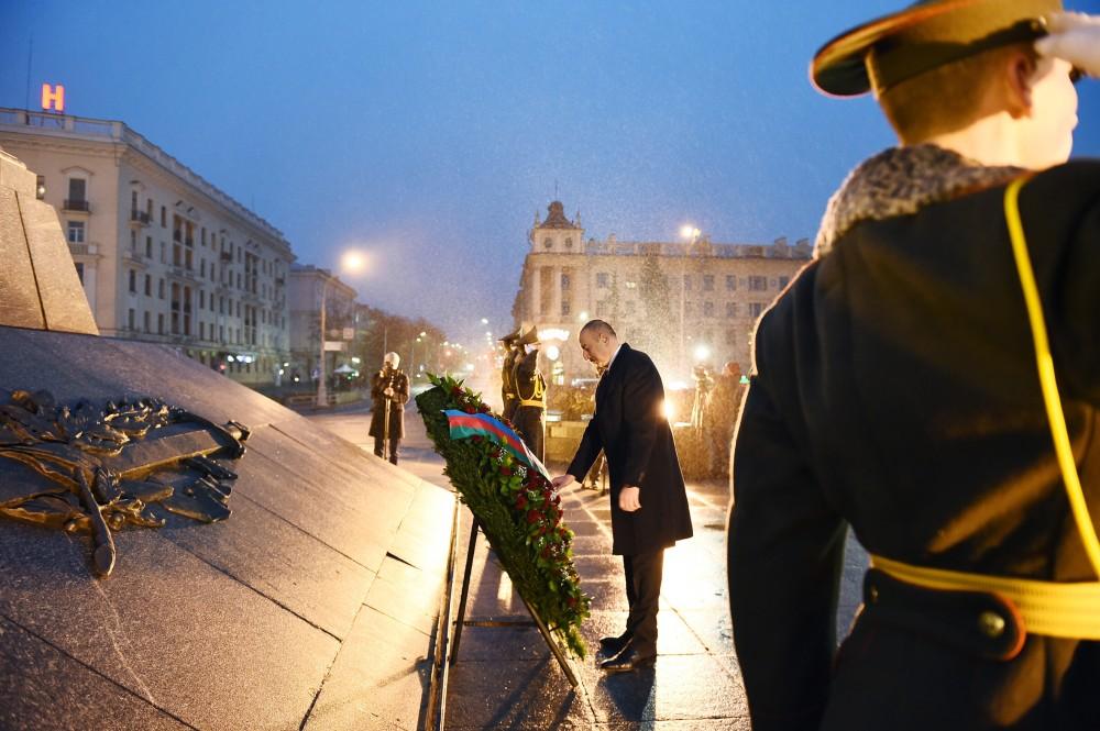 President Ilham Aliyev visits Victory Square in Minsk (PHOTO)