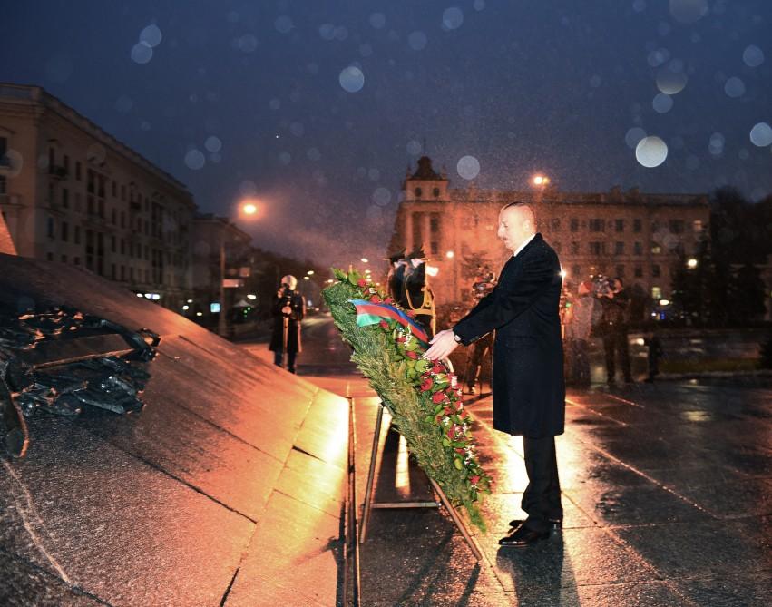 President Ilham Aliyev visits Victory Square in Minsk (PHOTO)
