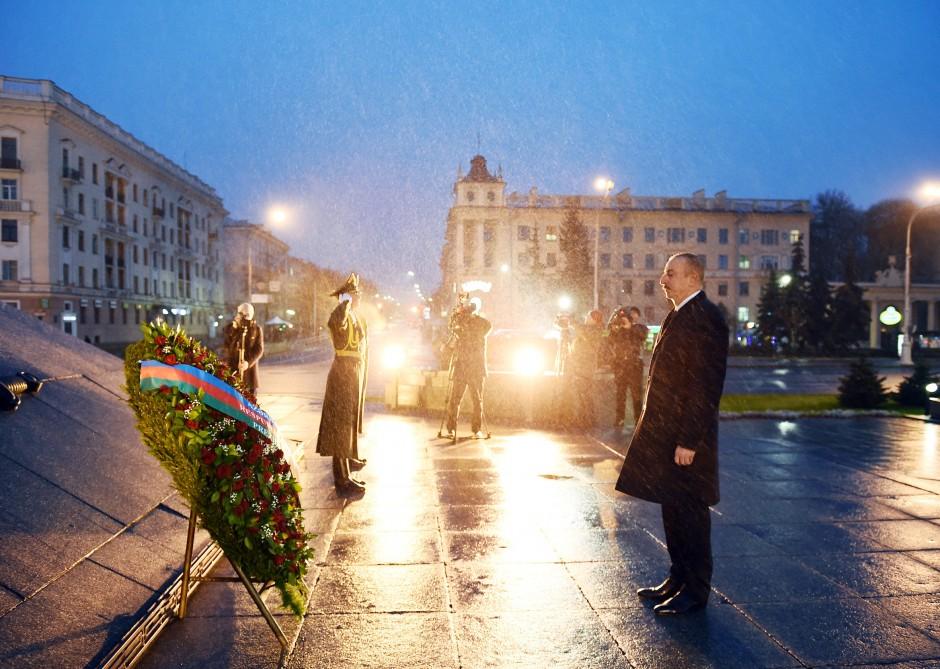 President Ilham Aliyev visits Victory Square in Minsk (PHOTO)