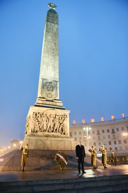 President Ilham Aliyev visits Victory Square in Minsk (PHOTO)