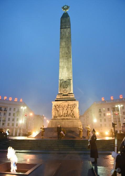 President Ilham Aliyev visits Victory Square in Minsk (PHOTO)
