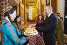 Azerbaijani president views Turkmen national carpet museum (PHOTO)